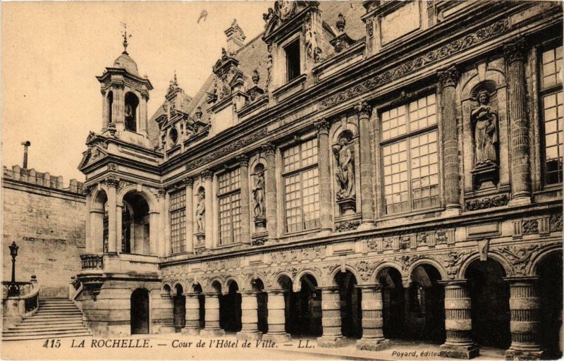 CPA La ROCHELLE Cour de l'Hotel de Ville (666726)