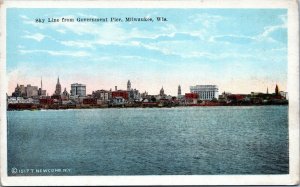 postcard Milwaukee, Wisconsin - Skyline from Government Pier