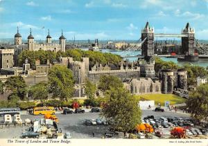 BR82547 the tower of london and tower bridge bus car uk