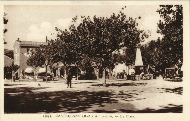 CPA CASTELLANE - La Place (142924)