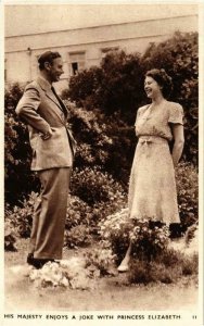 CPA AK King George VI enjoys joke with Prcs Elizabeth BRITISH ROYALTY (678537)