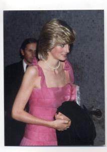 q752 - Princess Diana leaves Barry Manilow Concert 1983 - Royalty postcard