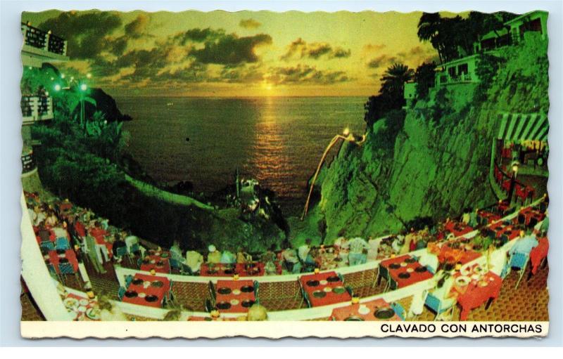 *Clavado Con Antorchas La Perla Night Club Diver Acapulco Mexico Postcard B28