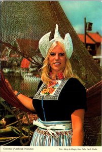 VINTAGE CONTINENTAL SIZE POSTCARD TRADITIONAL COSTUME OF VOLENDAM HOLLAND 1970s