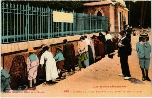 CPA Lourdes Les Pélerins a la Fontaine Miracule (993267)