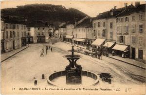 CPA REMIREMONT - La Place de la Courtine et la Fontaine des Dauphins (456223)