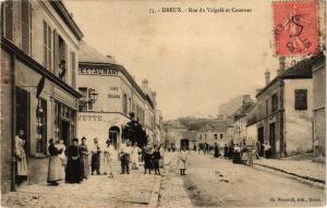 CPA AK DREUX-Rue du Valgelé et Casernes (177615)