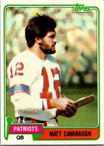 1981 Topps Football Card Matt Cavanaugh New England Patriots sk10373