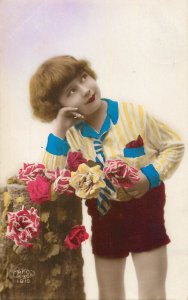 Children portraits & scenes girl dress rose flower coiffure Belgium