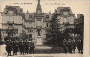 CPA NEUILLY-sur-SEINE - Square de l'Hotel de Ville (44311)