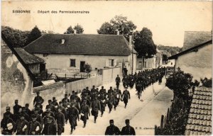 CPA Militaire - SISSONNE - Départ des Permissionnaires (69939)