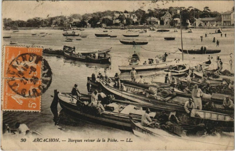 CPA ARCACHON-Barques retour de la Péche (27660)