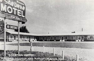 1950s MACON MISSOURI SANDMAN MOTEL NEON SIGN ALBERTYPE POSTCARD P1074