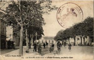 CPA LA ROCHE-sur-YON - Avenue Gambetta au fond la Gare (297517)