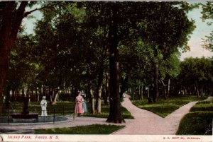 Fargo, North Dakota - Ladies in Island Park - in 1907