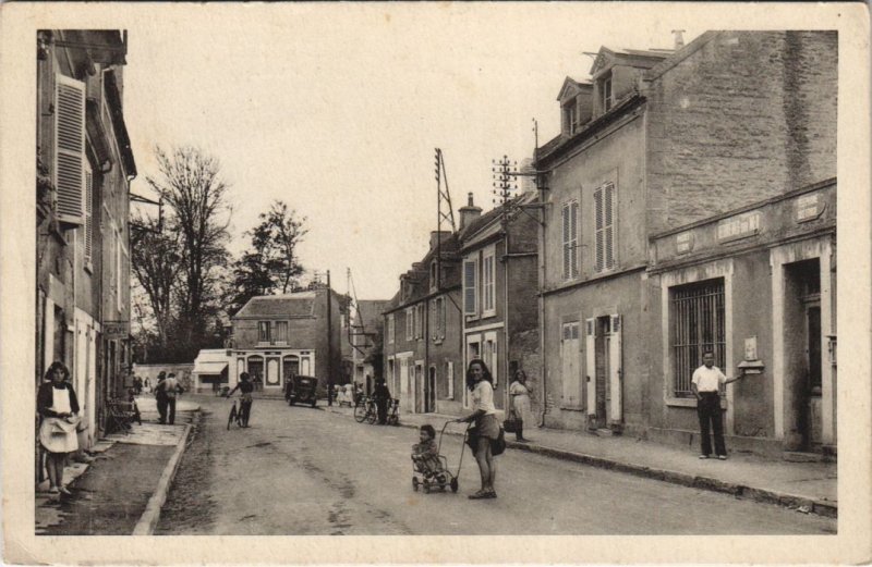 CPA BERNIERES-sur-MER Rue du General Leclerc (1227688)