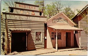 Silver Dollar City Hester's Pitchur Gallery, Gazette Branson MO Postcard D06