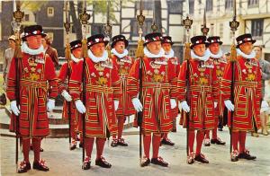 BT17825 yeomen warders at the tower of london    uk