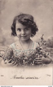 RP: Amitie sincere Little girl holding pink and blue flowers, PU-1913
