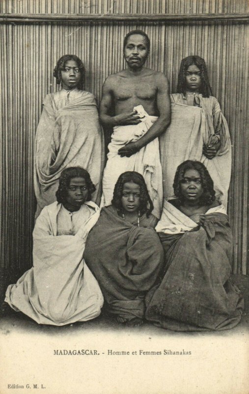 PC CPA MADAGASCAR, HOMME ET FEMMES SIHANAKAS, Vintage Postcard (b14030)