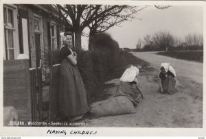 RP: ZEELAND , NETHERLANDS , 1920 ; Walchera - Spelende kinderen