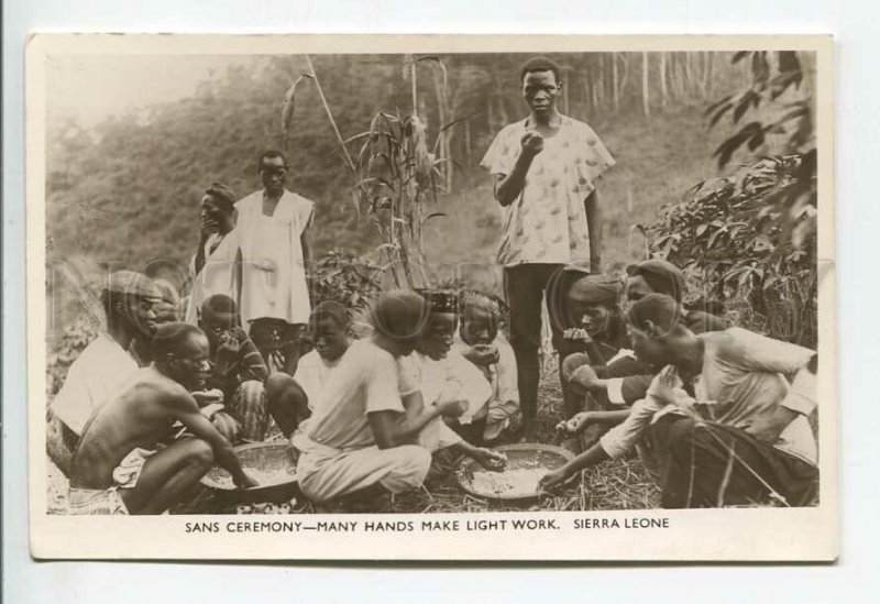 438887 AFRICA Sierra Leone Sans ceremony many hands make light work Old photo