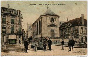 CPA TROYES Pont et Rue de la Cité Hotel Dieu (723245)