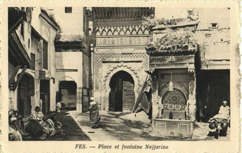 CPA AK MAROC FES Place et fontaine Nejjarine (24769)