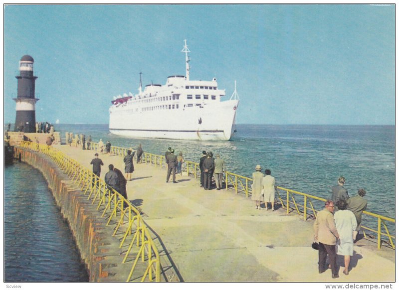 Rostock-Warnemunde , Einfahrt des MS Warnemunde , 50-60s