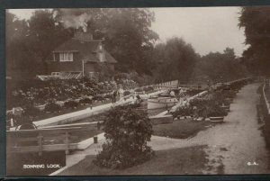 Berkshire Postcard - Sonning Lock T2998