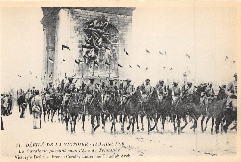 BF40233 la cavalerie passant sous arc  defile de la victorie Military militaria