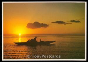 Tahitian fisherman at dusk in the lagoon. - Un pencheur Tahitien a la tombee de