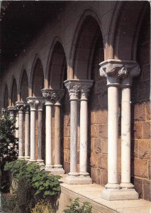 US7 USA NY Metropolitan museum of art Cloister arcade with double capitals 1990