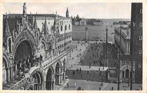 B104730 Italy Venezia Church and Square of St. Mark