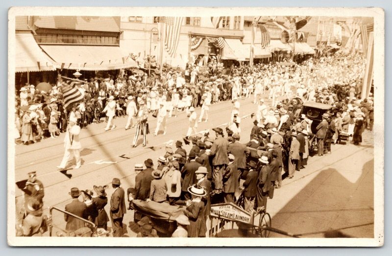 Hoquiam Washington ~ Tío Sam conduce alces desfile ~ Blanco multitud Vapor Lavado ~ ~ c1910 Foto Real Postal 