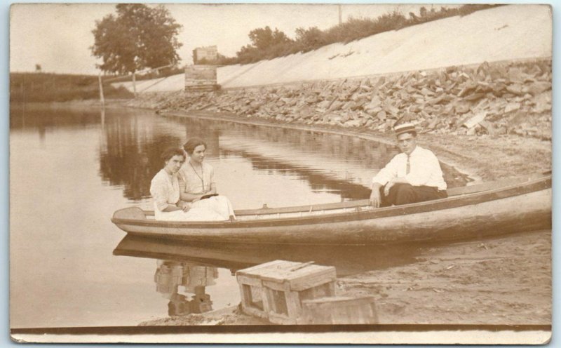 M-32807 Vintage Picture of Two Women and Man in a Boat