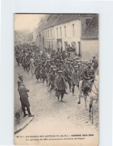 Postcard Un groupe de 250 prisonniers traverse Aubigny, Guerre, France