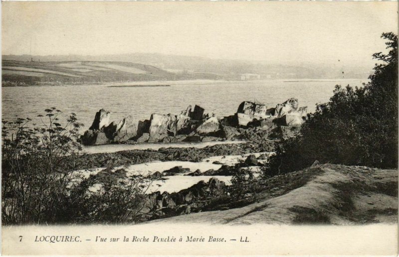 CPA Locquirec - Vue sur la Roche Penchee a Maree Basse (1033309)
