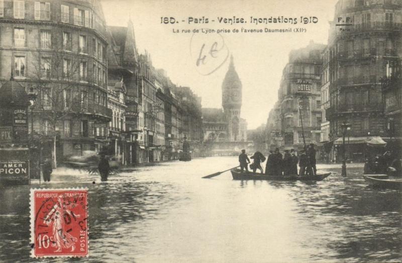 CPA PARIS 12e (Dep.75) - La rue de Lyon prise de l'avenue Daumesnil (64019)