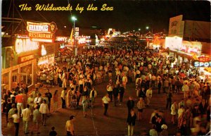 VINTAGE POSTCARD CROWD ON THE BOARDWALK WILDWOOD BY THE SEA NJ (vertical crease)