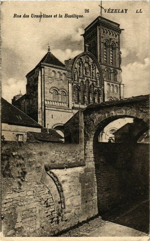 CPA Vezelay - Rue des Ursulines et la Basilique FRANCE (961000)