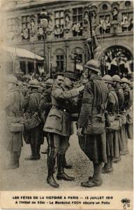 CPA MILITAIRE A l'Hotel de Ville, Le Maréchal Foch decore un Poilu (315405)