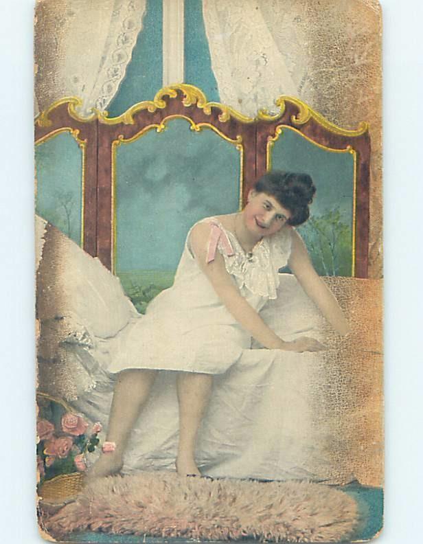 Pre-Linen risque WOMAN IN NIGHTGOWN POSING ON HER BED HL3711