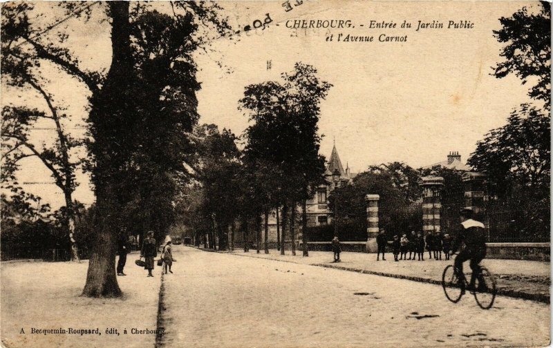 CPA CHERBOURG Entrée du Jardin Public et I'Avenue Carnot (128254)