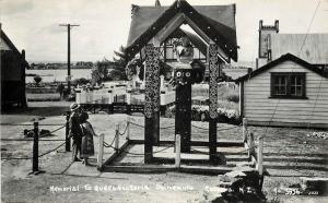 RPPC Postcard Memorial to Queen Victoria Ohinemutu Rotorua NZ Totem Unposted