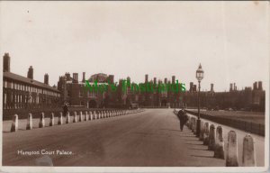 Middlesex Postcard - Hampton Court Palace   RS31735