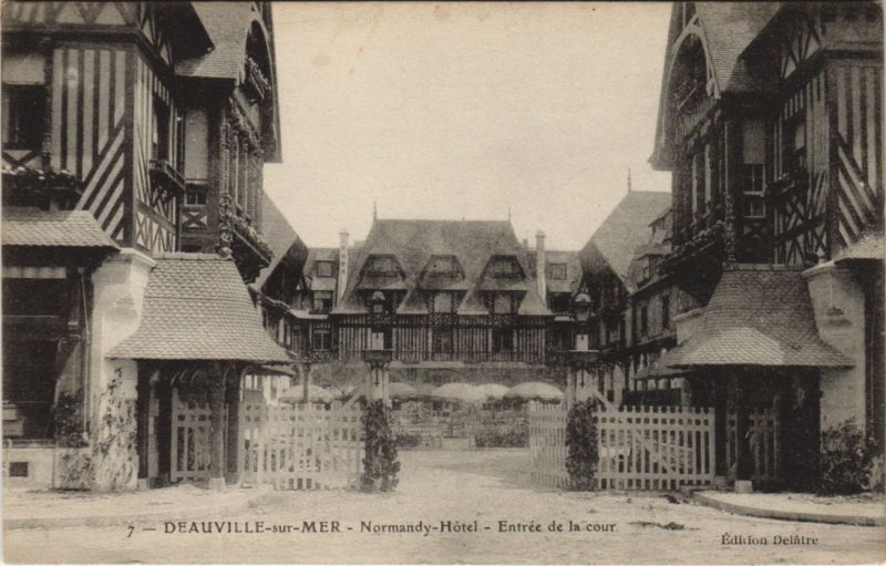 CPA DEAUVILLE Normandy-Hotel - Entree de la Cour (1225936)