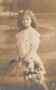 US3588 Little Girl with Flwoers Postcard social history germany