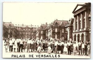 1940s TOURIST GROUP POSES PALIS DE VERSAILLES FRANCE RPPC POSTCARD P1419