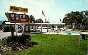 Postcard FL Clearwater Park Lake Motel Swimming Pool Classic Cars 1960s M56